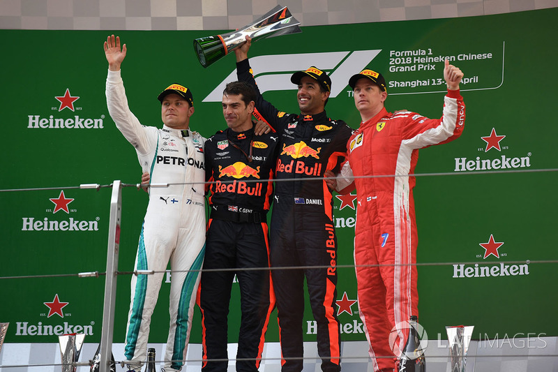 Valtteri Bottas, Mercedes-AMG F1, Daniel Ricciardo, Red Bull Racing e Kimi Raikkonen, Ferrari festeggiano sul podio