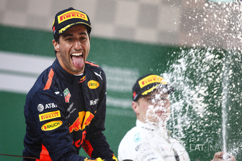 Podium : le vainqueur Daniel Ricciardo, Red Bull Racing, le deuxième, Valtteri Bottas, Mercedes-AMG F1