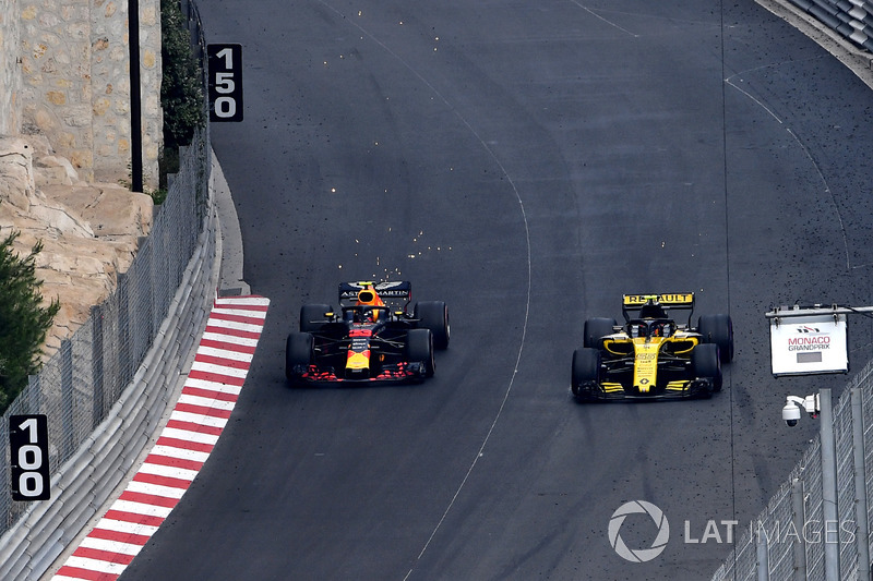 Макс Ферстаппен, Red Bull Racing RB14, и Карлос Сайнс, Renault Sport F1 Team RS18