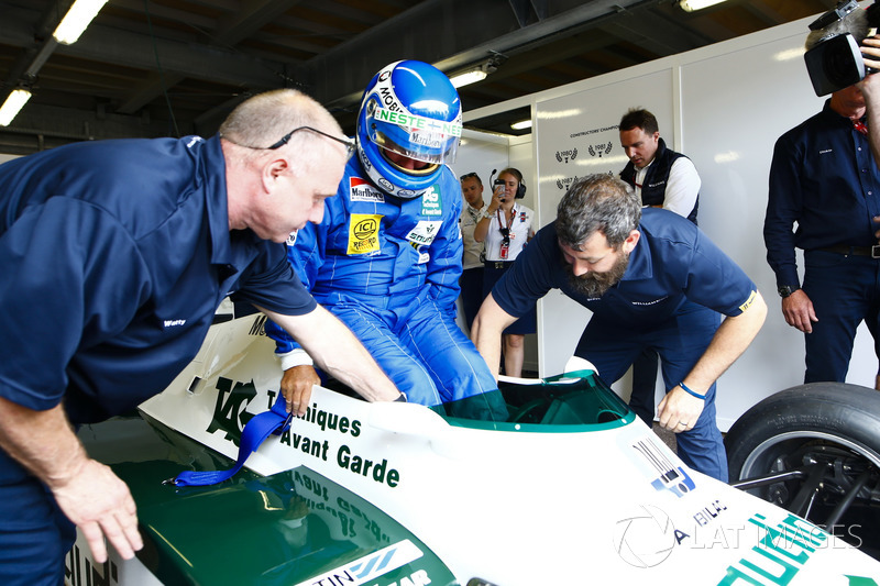 Los ex campeones del mundo, Keke Rosberg y su hijo Nico Rosberg, se preparan para correr el circuito en sus coches con el título ganador.