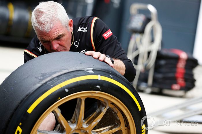 Un miembro del equipo Lotus trabaja en las ruedas de 18 pulgadas