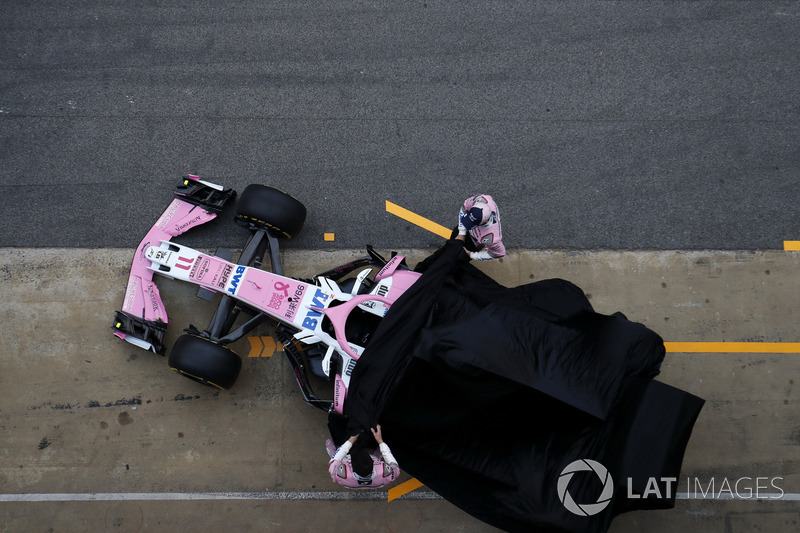 Гонщики Sahara Force India F1 Эстебан Окон и Серхио Перес, автомобиль VJM11