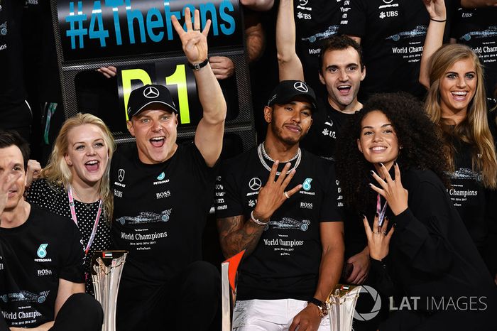 Toto Wolff, Mercedes AMG F1 Director de Motorsport, Valtteri Bottas, Mercedes AMG F1 y su esposa, Emilia Pikkarainen, con Lewis Hamilton, Mercedes AMG F1