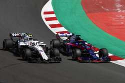 Sergey Sirotkin, Williams FW41, battles with Brendon Hartley, Toro Rosso STR13