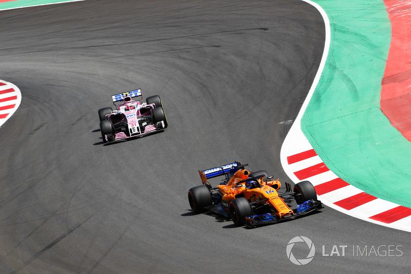 Fernando Alonso, McLaren MCL33, Esteban Ocon, Force India VJM11