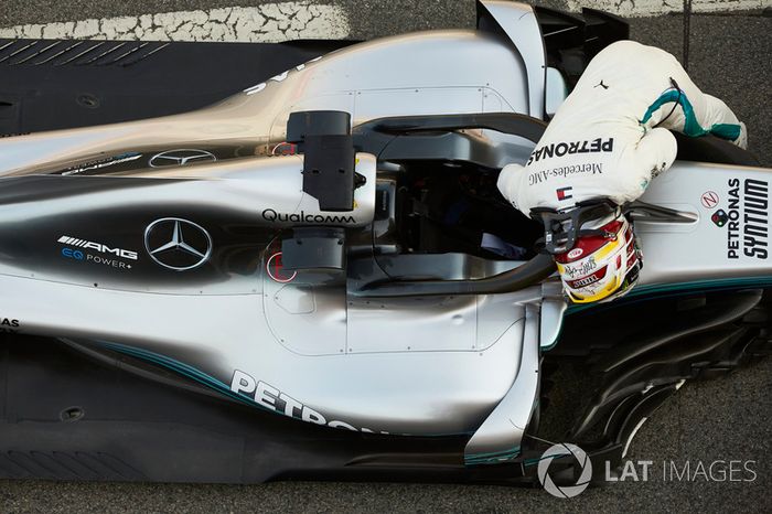 Lewis Hamilton, Mercedes AMG F1, sube a su coche