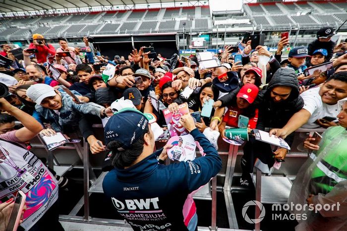 Sergio Pérez, Racing Point firma un autógrafo para un fan