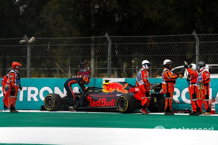 Alex Albon, Red Bull RB15 choca en la PL2