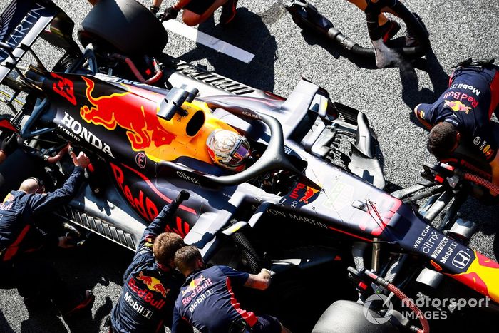Max Verstappen, Red Bull Racing RB16, en pits