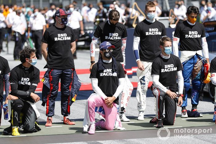 Daniel Ricciardo, Renault F1, Max Verstappen, Red Bull Racing, Sergio Pérez, Racing Point, Daniil Kvyat, AlphaTauri, y Romain Grosjean, Haas F1, arrodillados en apoyo de la campaña Black Lives Matter