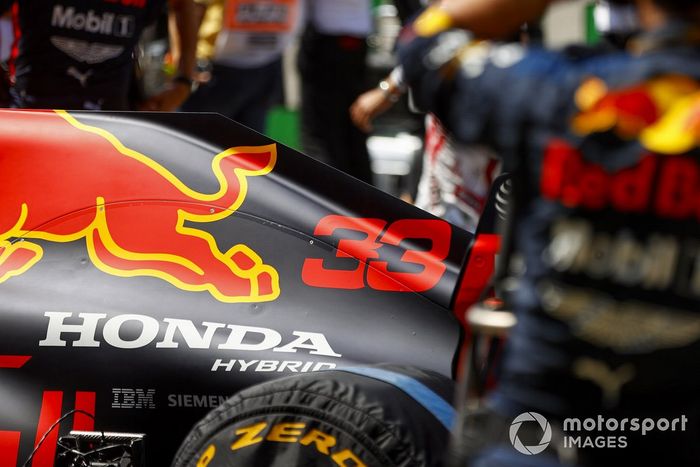 El monoplaza de Max Verstappen, Red Bull Racing RB16, en la parrilla