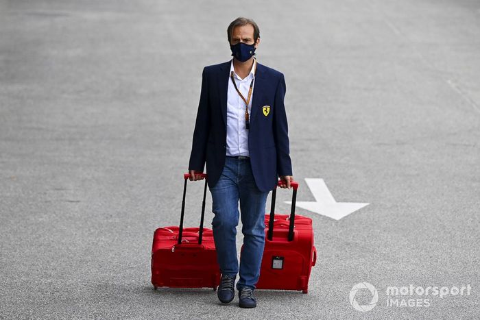 Un miembro del equipo Ferrari llega al circuito