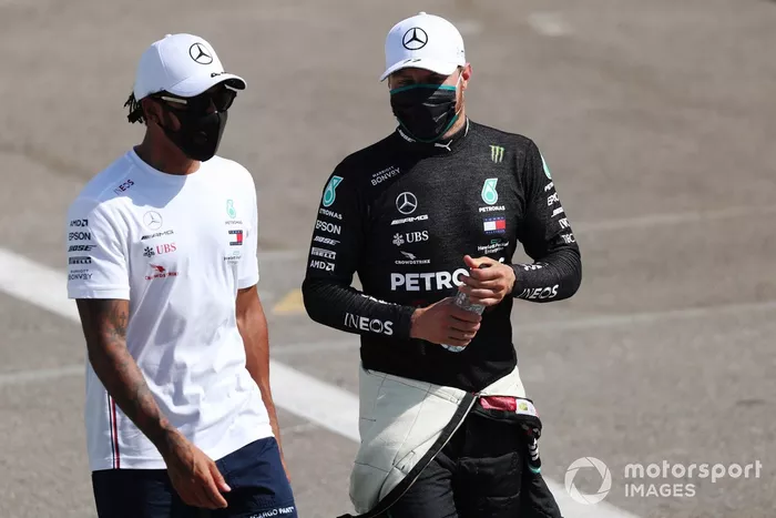Ganador de la pole Lewis Hamilton, Mercedes-AMG Petronas F1, segundo Valtteri Bottas, Mercedes-AMG Petronas F1