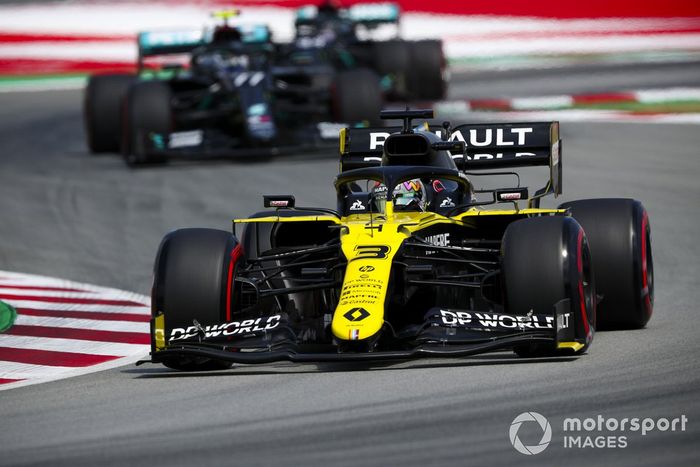 Daniel Ricciardo, Renault F1 Team R.S.20, Valtteri Bottas, Mercedes F1 W11 EQ Performance