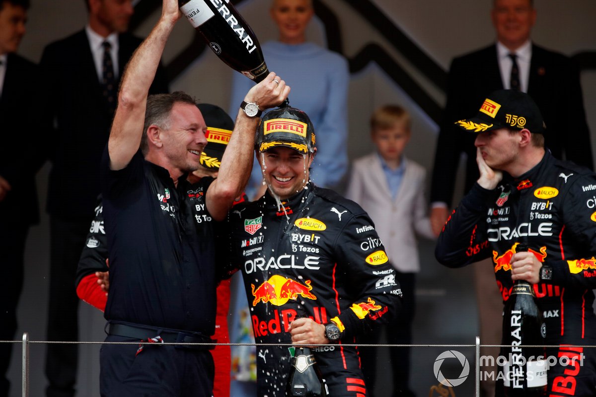 Christian Horner, director del equipo Red Bull Racing, vierte champán sobre Sergio Pérez, Red Bull Racing, 1ª posición, en el podio