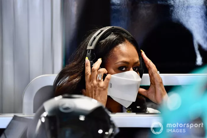 Michelle Obama en el garaje de Mercedes