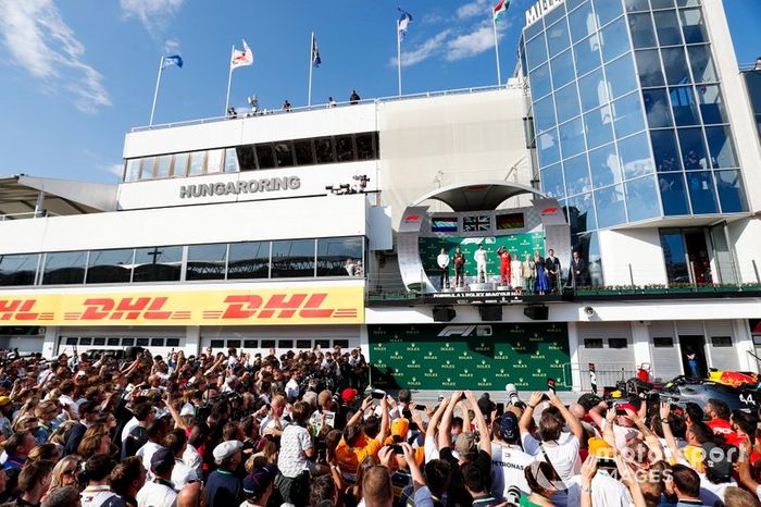 Podio: James Vowles, Director de Estrategia de Motorsport, Mercedes AMG F1, segundo lugar Max Verstappen, Red Bull Racing, el ganador de la carrera Lewis Hamilton, Mercedes AMG F1 y el tercer lugar Sebastian Vettel, Ferrari celebran