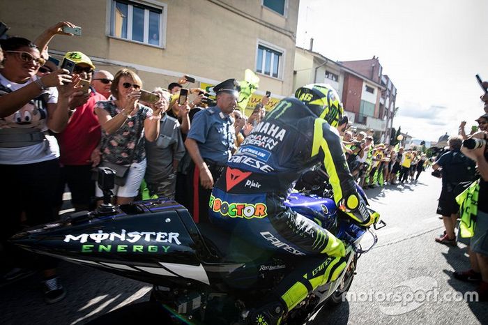 Valentino Rossi, Yamaha Factory Racing en las calles de Tavullia