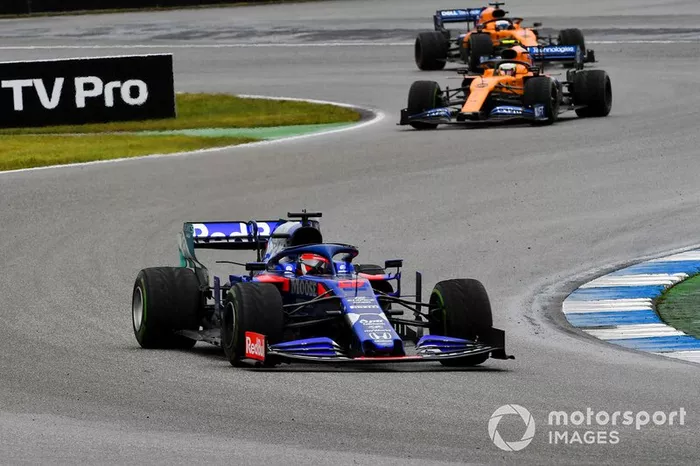Daniil Kvyat, Toro Rosso STR14, lidera Lando Norris, McLaren MCL34, y Carlos Sainz Jr, McLaren MCL34