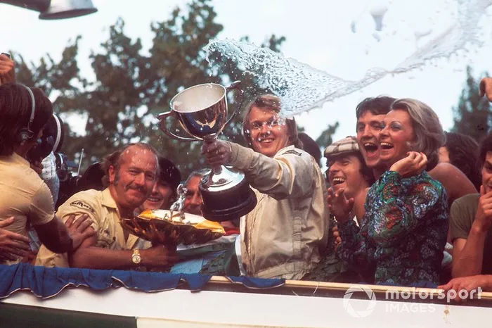 Podio: ganador de la carrera Ronnie Peterson, Team Lotus, celebra con el jefe del equipo Colin Chapman