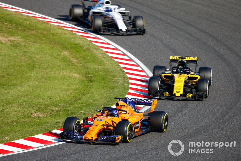 Fernando Alonso, McLaren MCL33, devance Nico Hulkenberg, Renault Sport F1 Team R.S. 18, et Lance Stroll, Williams FW41