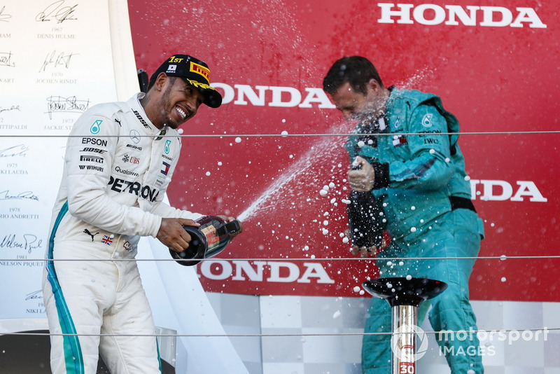 Le vainqueur Lewis Hamilton, Mercedes AMG F1, avec le champagne sur le podium