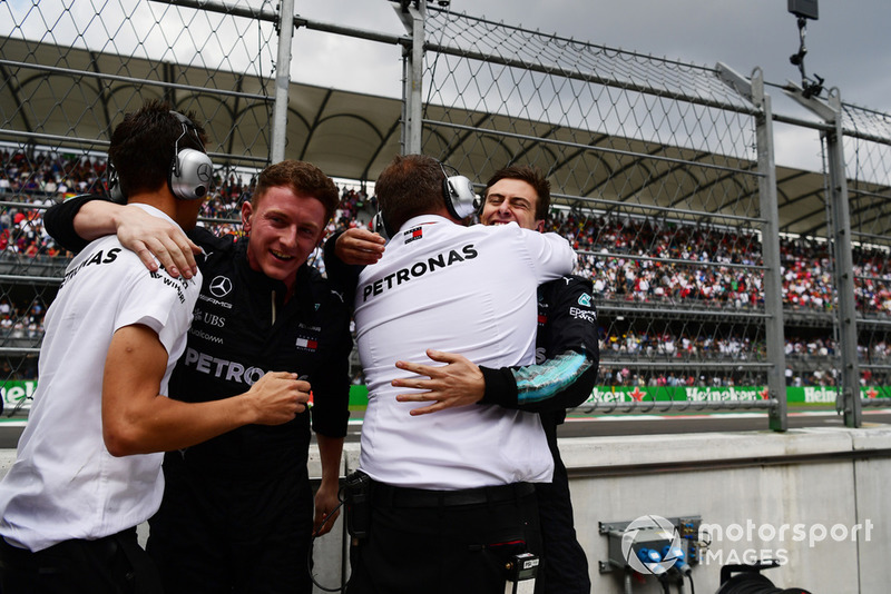 L'équipe Mercedes-AMG F1 fête le titre de Lewis Hamilton