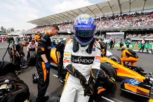 Fernando Alonso, McLaren, sur la grille
