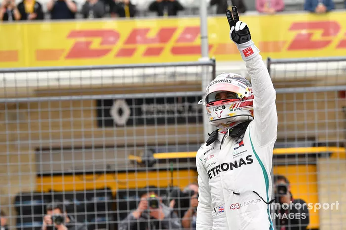 Ganador de la pole Lewis Hamilton, Mercedes AMG F1 celebra en Parc Ferme 