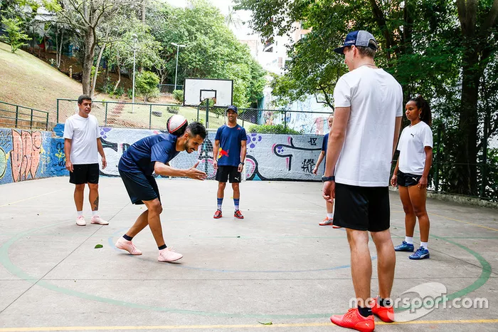 Max Verstappen y Daniel Ricciardo, Red Bull Racing juegan Futsal en Brasil
