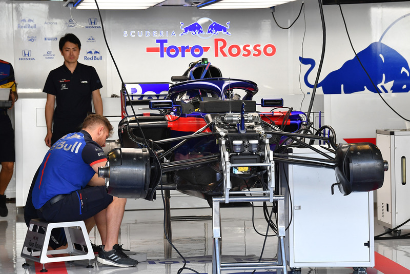 El Scuderia Toro Rosso STR13 en el box
