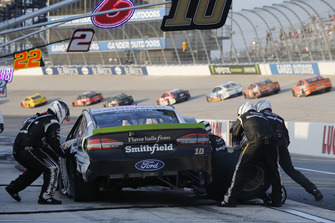 Pit stop, Aric Almirola, Stewart-Haas Racing, Ford Fusion Smithfield after the crash