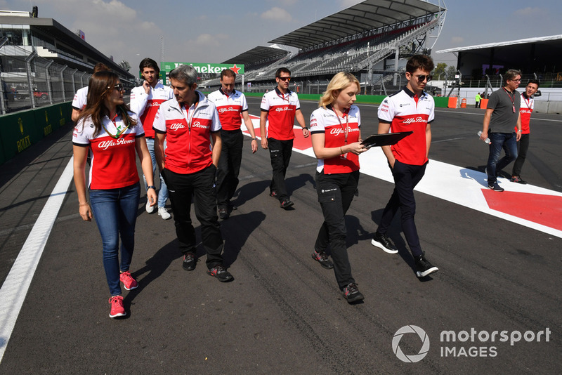 Tatiana Calderon, Sauber y Charles Leclerc, Sauber caminan por el circuito