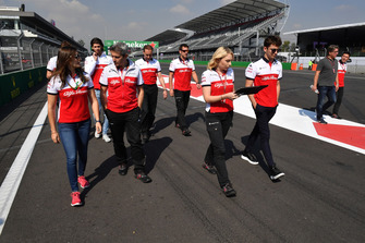 Tatiana Calderon, collaudatrice Sauber e Charles Leclerc, Sauber, ispezionano il circuito