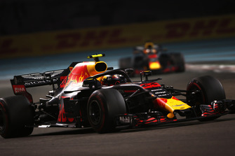 Max Verstappen, Red Bull Racing RB14, voor Daniel Ricciardo, Red Bull Racing RB14