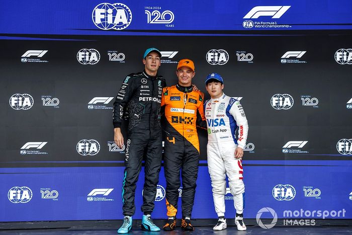 Los tres primeros clasificados George Russell, Mercedes-AMG F1 Team, el hombre de la pole Lando Norris, McLaren F1 Team, Yuki Tsunoda, Visa Cash App RB F1 Team