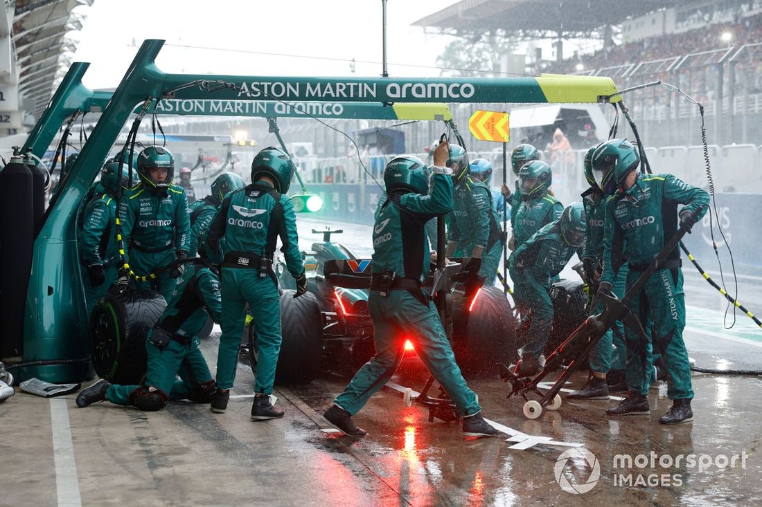 Fernando Alonso, Aston Martin AMR24, hace una parada en boxes