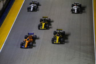 Fernando Alonso, McLaren MCL33, voor Carlos Sainz Jr., Renault Sport F1 Team R.S. 18, Nico Hulkenberg, Renault Sport F1 Team R.S. 18, Charles Leclerc, Sauber C37, en Marcus Ericsson, Sauber C37