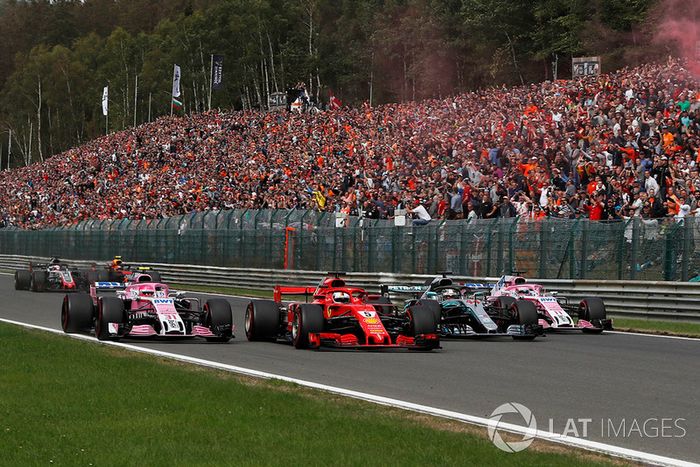 Esteban Ocon, Racing Point Force India VJM11, Sebastian Vettel, Ferrari SF71H, Lewis Hamilton, Mercedes AMG F1 W09 y Sergio Perez, Racing Point Force India VJM11 al inicio