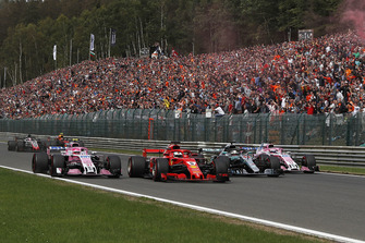Esteban Ocon, Racing Point Force India VJM11, Sebastian Vettel, Ferrari SF71H, Lewis Hamilton, Mercedes AMG F1 W09 e Sergio Perez, Racing Point Force India VJM11, al primo giro