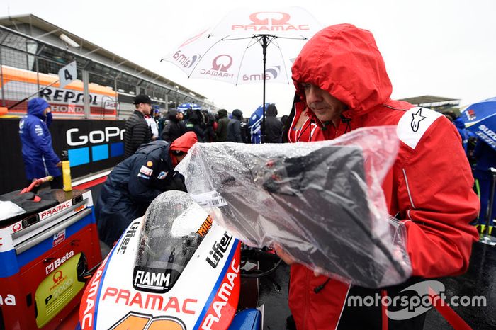 Miembro del Pramac Ducati cubre la moto