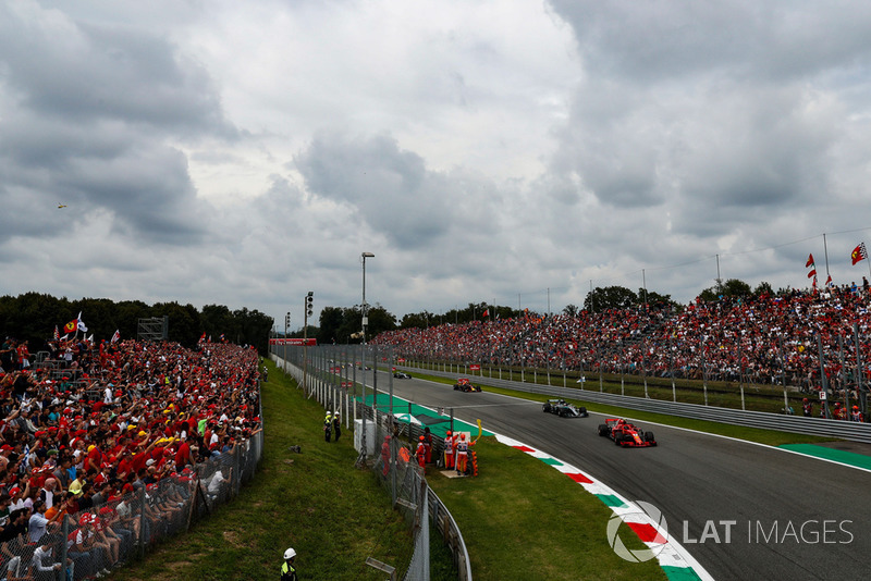 Kimi Raikkonen, Ferrari SF71H, lidera Lewis Hamilton, Mercedes AMG F1 W09 y Max Verstappen, Red Bull Racing RB14