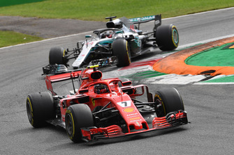 Kimi Raikkonen, Ferrari SF71H y Lewis Hamilton, Mercedes AMG F1 W09