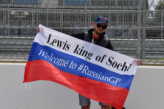 Un tifoso con una bandiera a supporto di Lewis Hamilton, Mercedes AMG F1