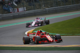 Kimi Raikkonen, Ferrari SF71H, leads Sergio Perez, Racing Point Force India VJM11