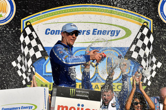 Ganador Kevin Harvick, Stewart-Haas Racing, Ford Fusion Busch Light / Mobil 1