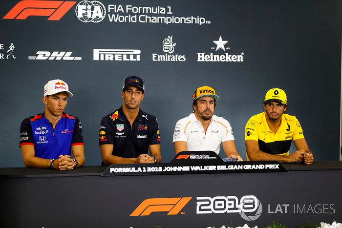 Pierre Gasly, Toro Rosso, Daniel Ricciardo, Red Bull Racing, Fernando Alonso, McLaren, y Carlos Sainz Jr., Renault Sport F1 Team, en rueda de prensa