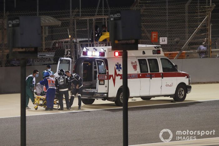 Delegados médicos asisten a Romain Grosjean, Haas F1, después de su accidente