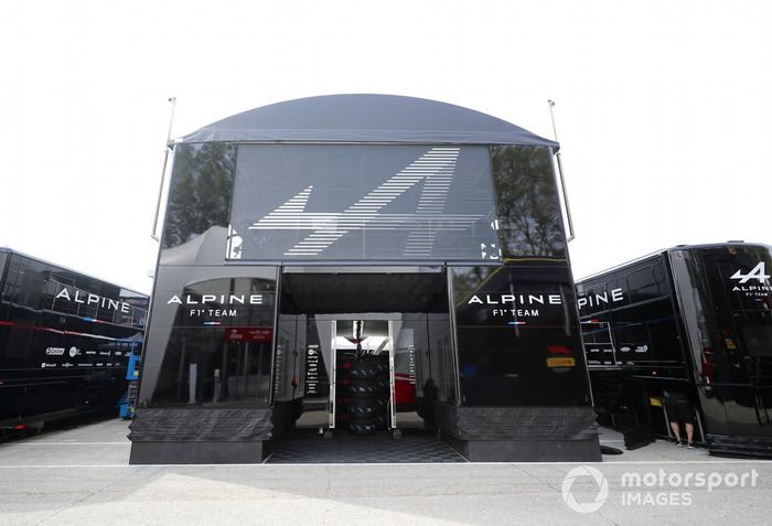 El motorhome de Alpine en el paddock