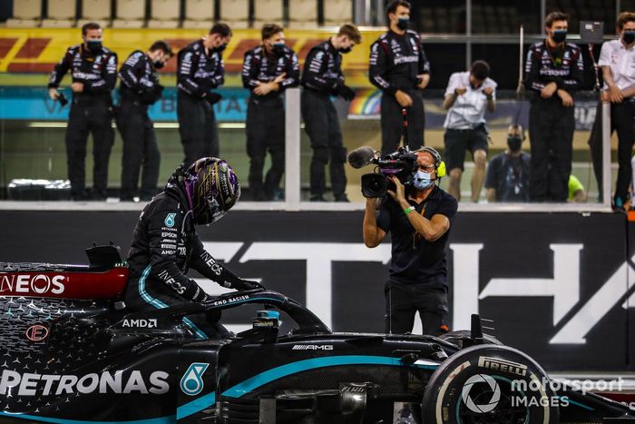 Lewis Hamilton, Mercedes-AMG F1, 3ª posición, sale de su coche después de hacer donuts al final de la carrera